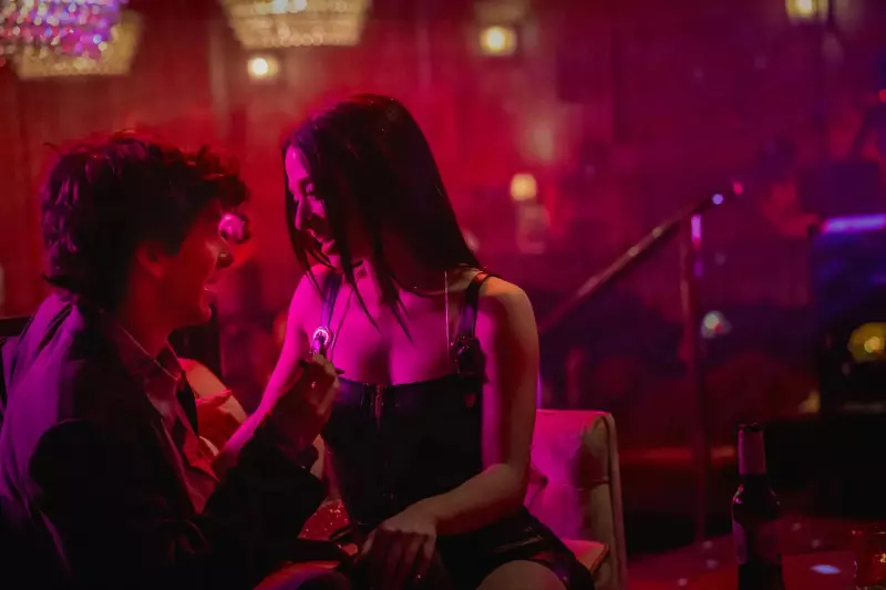 Anora: Como assistir ao vencedor do Oscar de Melhor Filme no conforto do seu lar