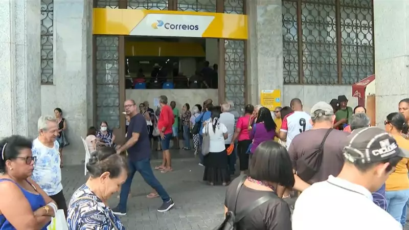 Aposentados e pensionistas invadem agências dos Correios em busca de dinheiro retido ilegalmente — saiba como reaver seus direitos