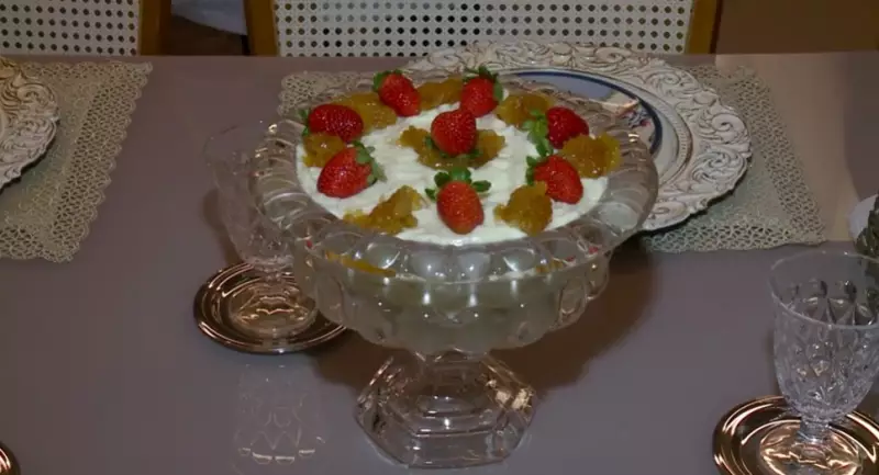 Aprenda a fazer um delicioso pavê de bacuri com biscoito champanhe em clube rural do Piauí
