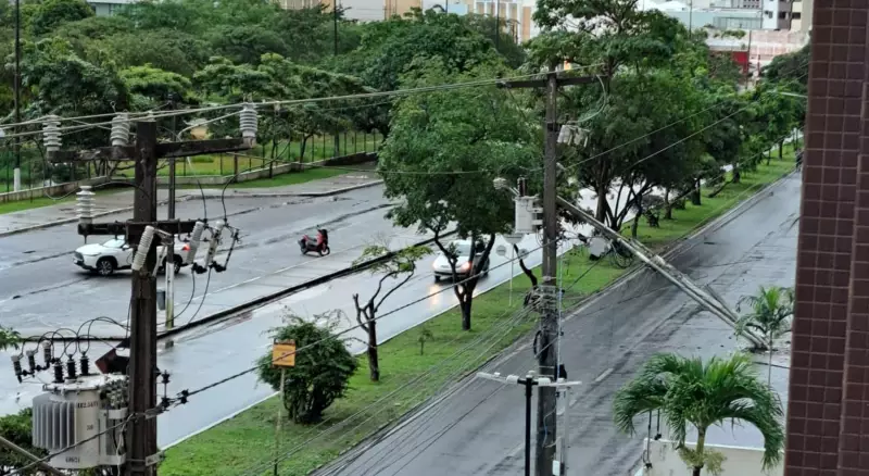 Aracaju fica no escuro após batida de carro derrubar poste de energia — veja o caos