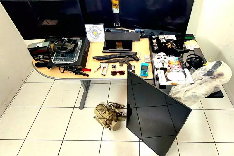 Assaltantes amarram e ameaçam vítima com facão e armas durante roubo em Piraju, SP