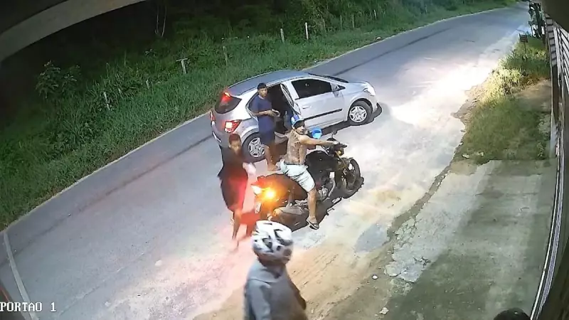 Assaltantes em Manaus usam celulares como armas falsas — veja como agem