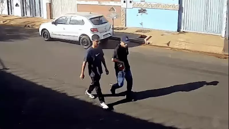 Assalto em Uberlândia: Dupla usa réplica de arma para roubar carro de mulher a caminho da manicure