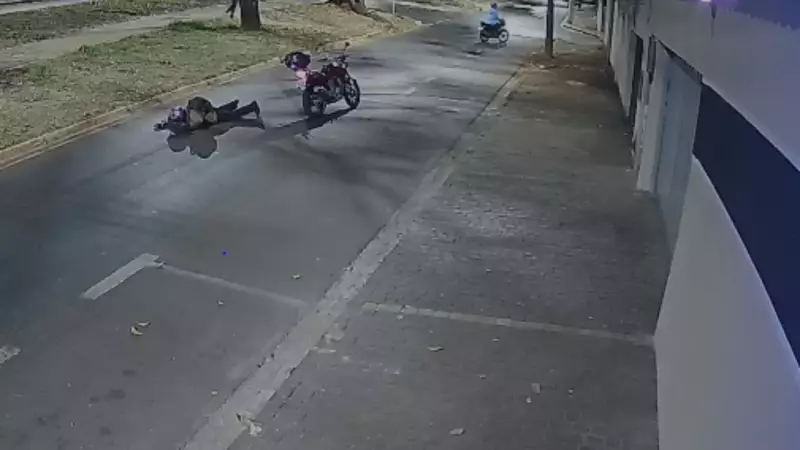 Assalto relâmpago: Dupla armada surpreende motociclistas em MG em menos de 1 minuto