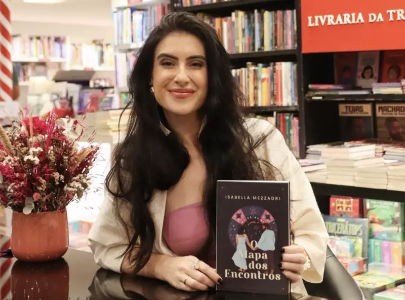 Astróloga vira best-seller com livro sobre 'empurrão cósmico' e conquista leitores