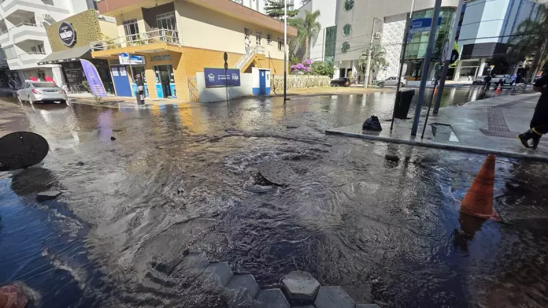 Avenida em Balneário Camboriú vira mar e causa caos no trânsito — Veja fotos impressionantes!