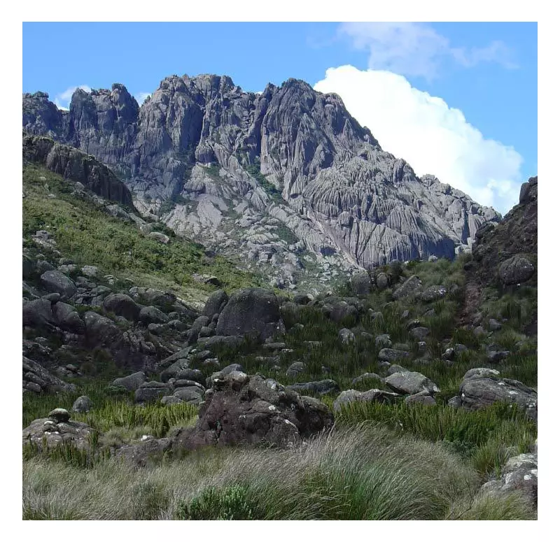 Aventura vira pesadelo: grupo se perde no Pico das Agulhas Negras e enfrenta frio de -9,2°C antes de resgate de helicóptero