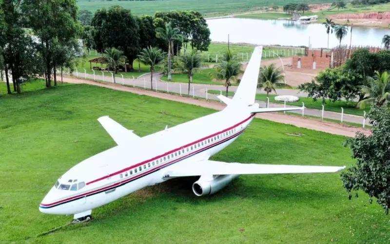 Avião abandonado em fazenda vira atração turística em cidade goiana — veja fotos!