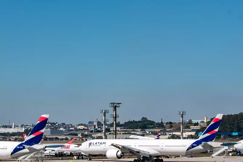 Avião solta fumaça preta e tem decolagem abortada em aeroporto de SP — passageiros em pânico