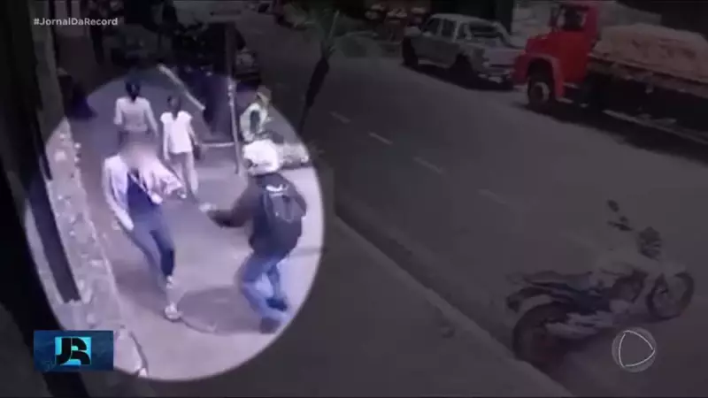 Bandido leva tiro ao tentar roubar celular de delegado aposentado em SP — veja o vídeo chocante!
