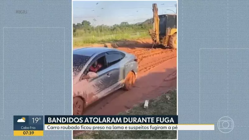 Bandidos atolam com carro roubado durante fuga da polícia no Arco Metropolitano
