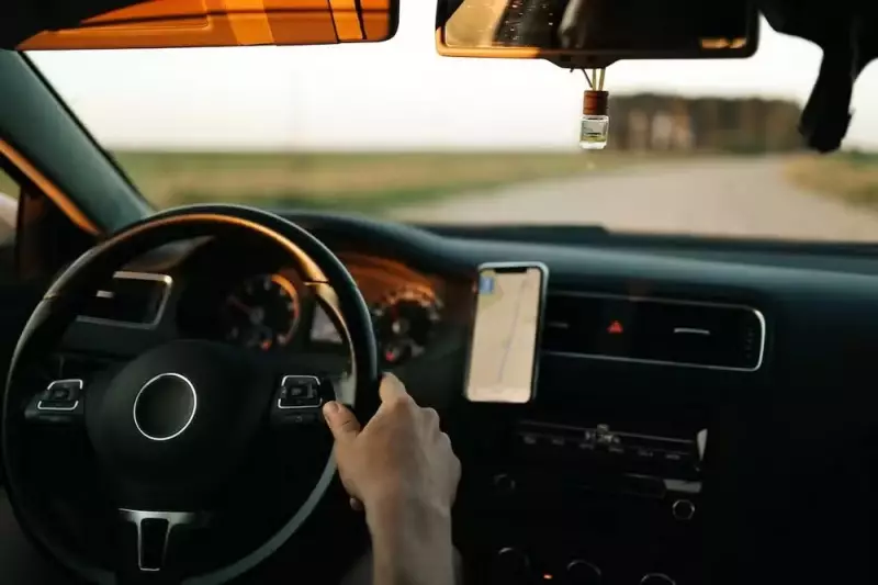 Bandidos roubam celular de motorista e acumulam dívida de R$ 16 mil no litoral de SP