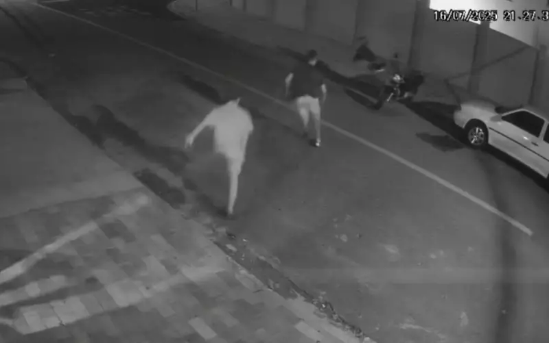 Bandidos tentam roubar moto em Franca, mas fogem como baratas tontas ao serem surpreendidos — veja o vídeo!