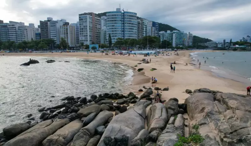 Barcos abandonados viram dor de cabeça na Praia da Costa: fiscalização começa nesta semana