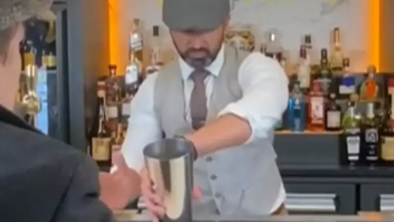 Bartender impressiona com malabarismo incrível na preparação de drinks