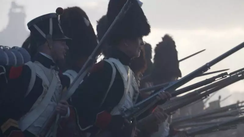 Batalha de Waterloo revive na Bélgica com fardas, canhões e cavalaria em espetáculo histórico