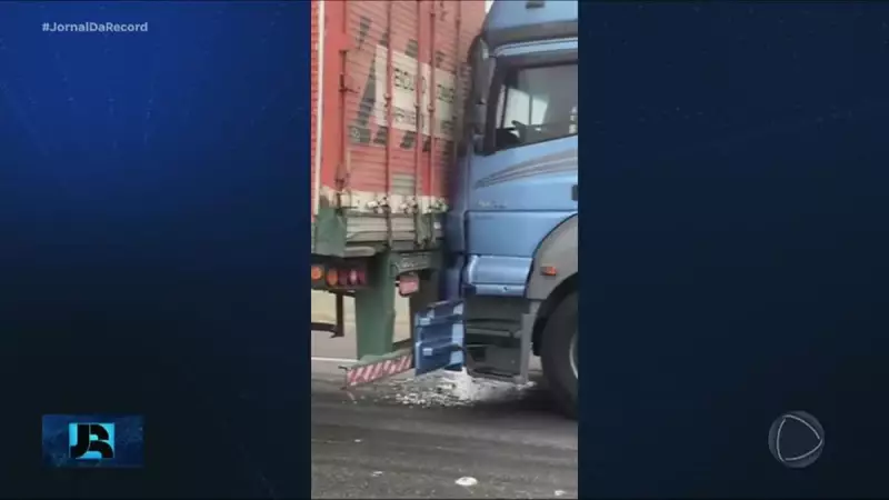 Batida em série na BR-101 em Sangão deixa feridos e congestionamento quilométrico