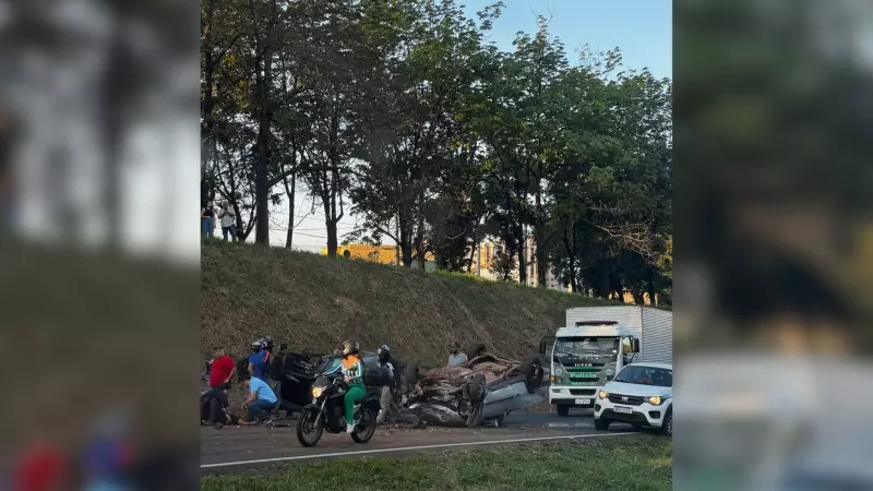 Batida entre carros na Washington Luís deixa trânsito lento e três feridos em Rio Preto