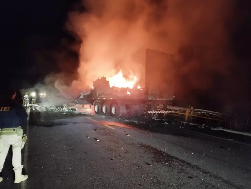 Batida entre três carretas causa incêndio e deixa quatro feridos na BR-251 em Padre Carvalho