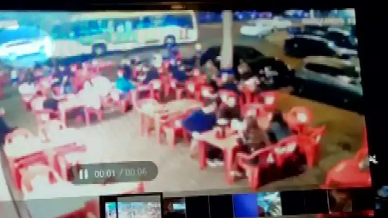 Batida violenta antes de carro invadir bar em Ribeirão Preto: vídeo chocante