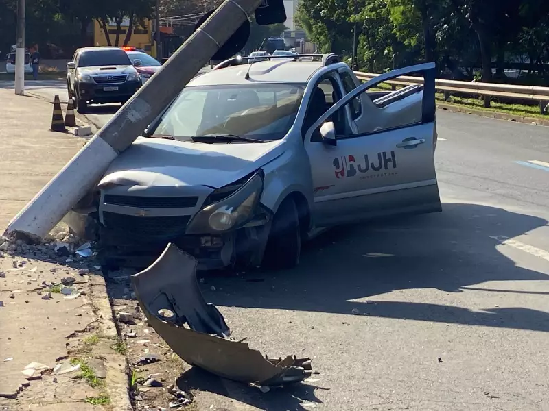 Batida violenta em poste deixa duas pessoas feridas em Piracicaba — veja detalhes