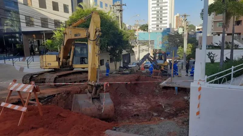 Bauru em alerta: cratera engole carro de luxo após vazamento misterioso — DAE investiga