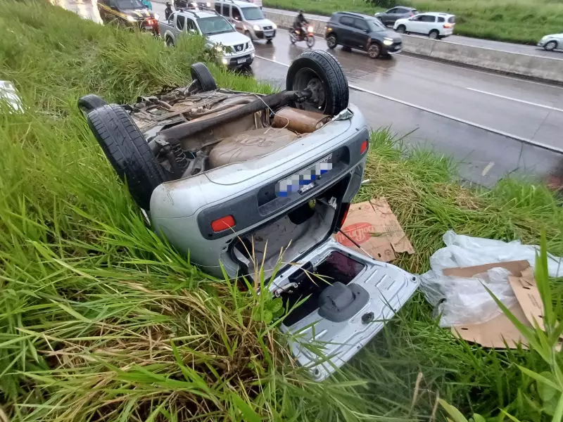 Bebê de 7 meses e dois idosos ficam feridos em capotamento na BR-232 em Pernambuco