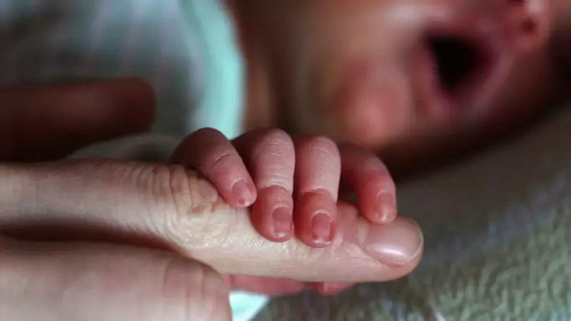 Bebê desenvolve genitália masculina após contato com gel hormonal do pai: caso raro choca especialistas