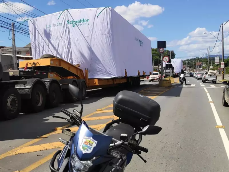 Blumenau terá desvios no trânsito nesta quinta-feira para escolta de caminhão superdimensionado