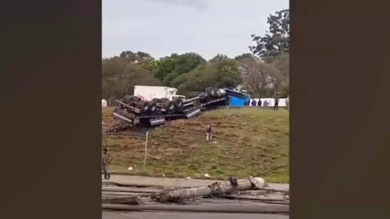 Bobinas de aço invadem a Dutra após acidente: cenas de desespero e sorte incrível!