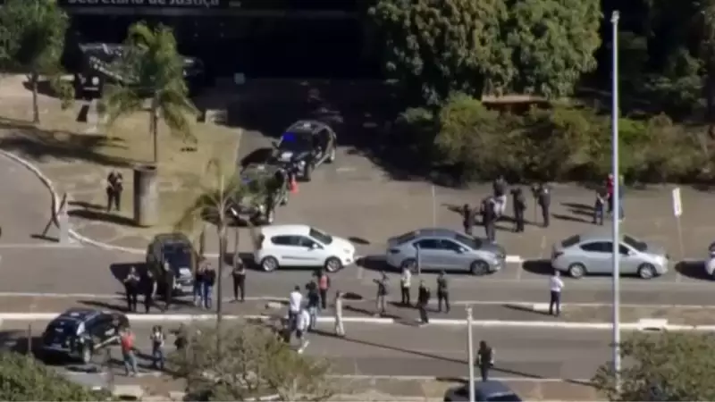 Bolsonaro comparece à delegacia do DF para instalar tornozeleira eletrônica — veja os detalhes
