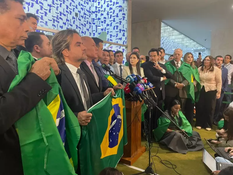 Bolsonaro distribui bandeiras autografadas em reunião com aliados — veja os detalhes!