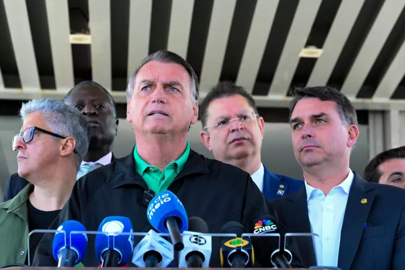 Bolsonaro promete silêncio e cobra explicações de Moraes: 'O que posso ou não dizer?'
