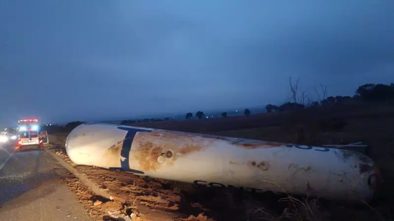 BR-153 totalmente interditada em Centralina após tombamento de carreta com gás de cozinha