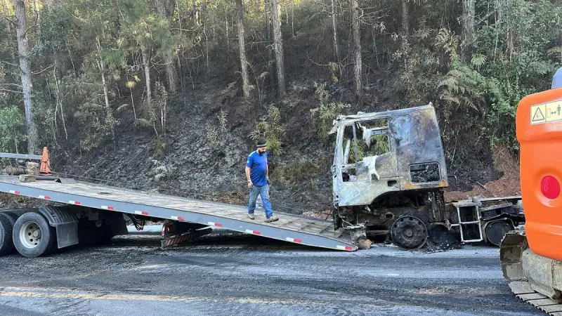 BR-282 em Santa Catarina é liberada após incêndio em carreta causar transtornos