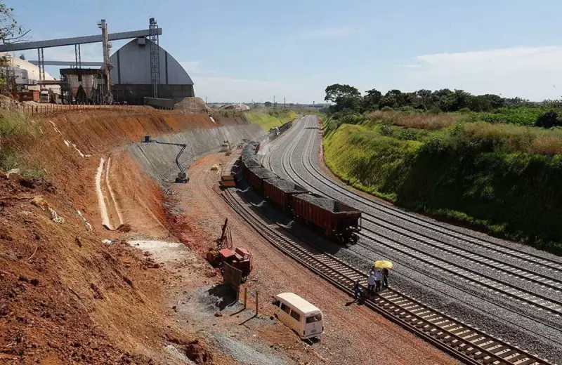 Brasil e China firmam acordo histórico para estudar corredor ferroviário até o Pacífico