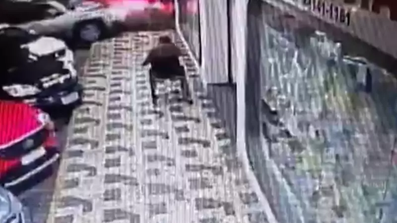 Cadeirante escapa por pouco de atropelamento após carro desgovernado bater em três veículos em Salvador
