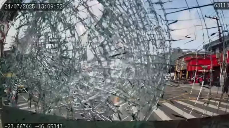 Câmera de ônibus flagra momento em que pedaço de concreto é arremessado contra para-brisa na Zona Sul de SP