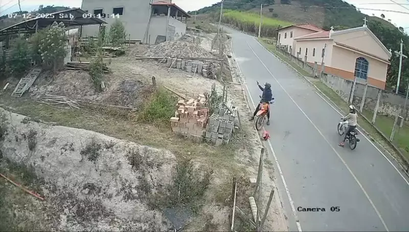Câmera flagra momento exato de roubo de motocicleta em Jeceaba, MG