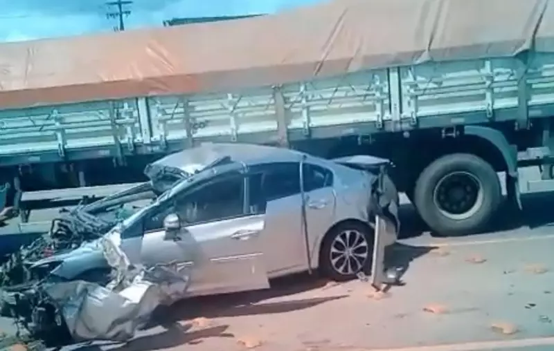 Câmeras registram acidente entre carro e duas carretas em Estância (SE); veja o vídeo