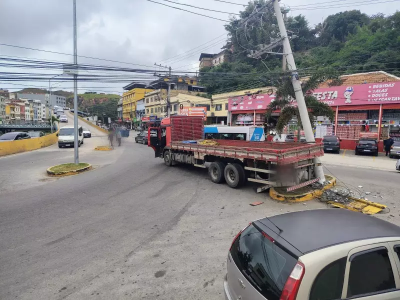 Caminhão atropela motorista e colide com poste em Barra do Piraí: veja detalhes