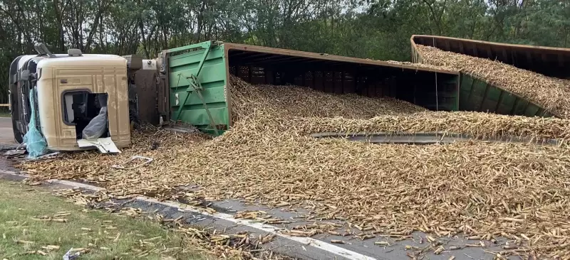 Caminhão carregado com 40 toneladas de cana-de-açúcar tomba em rotatória de rodovia em Rio das Pedras