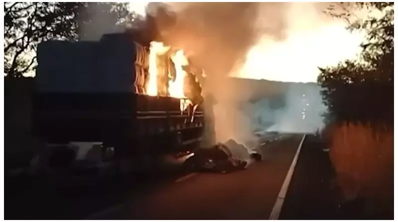 Caminhão carregado de algodão tomba e pega fogo na BR-230, no sul do Piauí