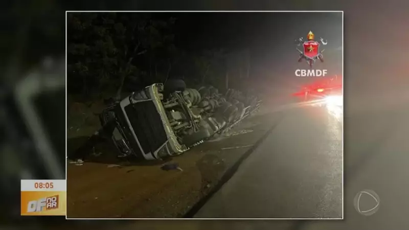Caminhão carregado de cimento capota na BR-020 e deixa motorista ferido: veja detalhes