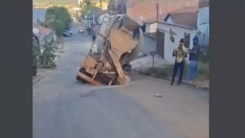 Caminhão carregado de concreto afunda em cratera após asfalto ceder em Niquelândia (GO) — Veja o vídeo!