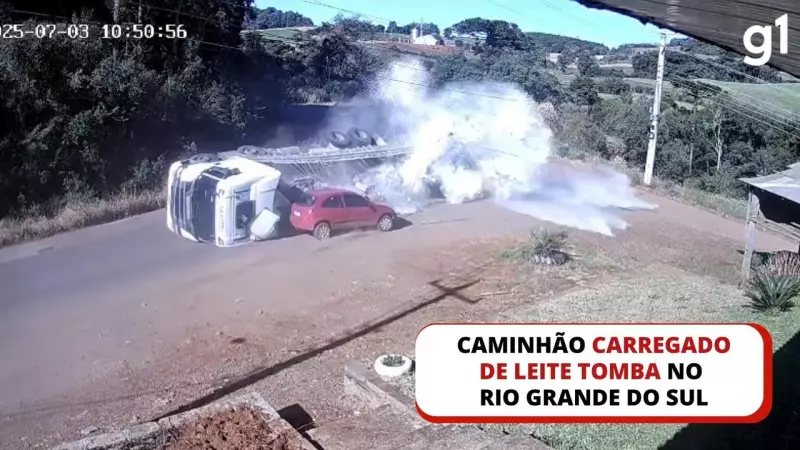 Caminhão carregado de leite tomba em rodovia do RS: veja o vídeo do acidente