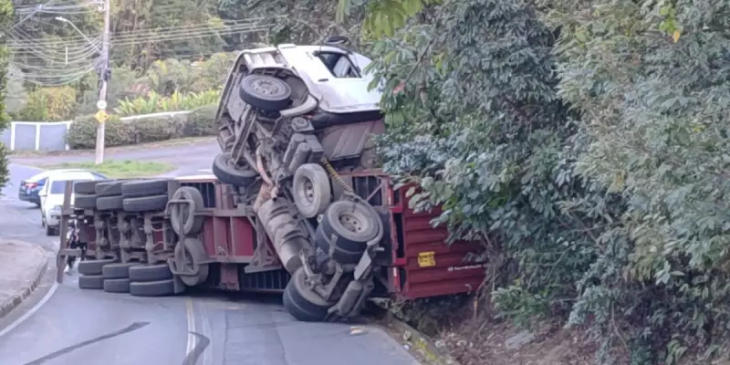 Caminhão carregado de linho tomba e deixa motorista em situação surreal em Águas de Lindóia