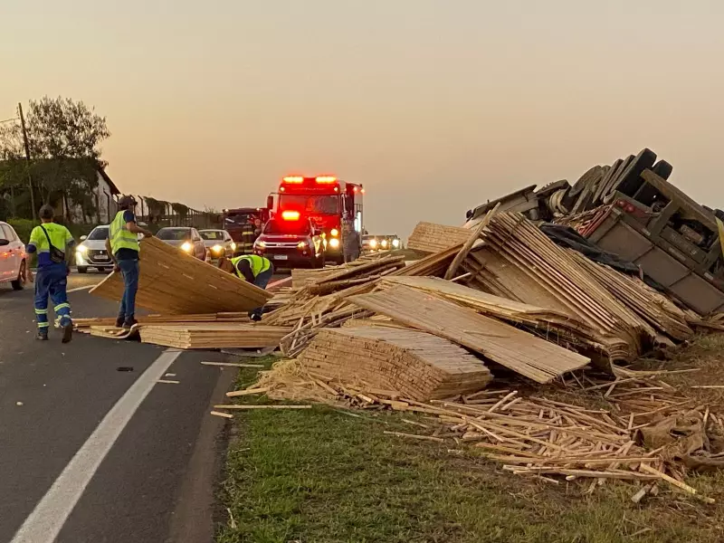 Caminhão carregado de madeira tomba no Anel Viário de Piracicaba e interdita faixa