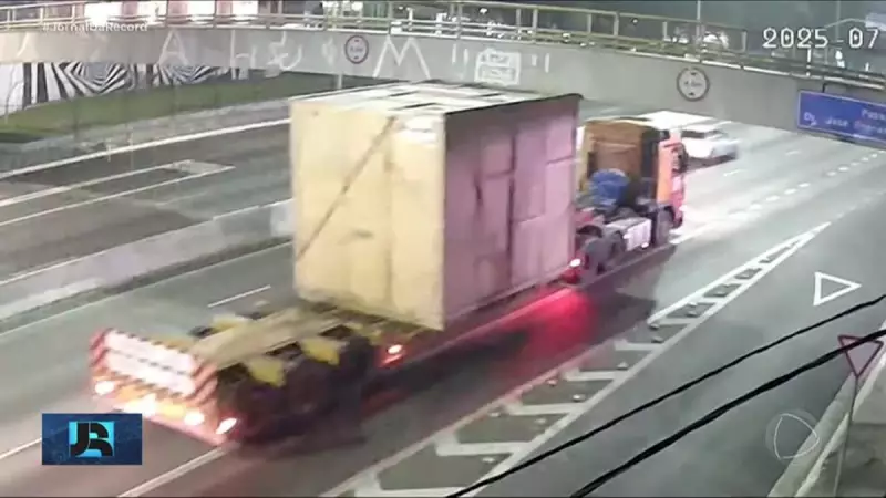 Caminhão carregado de máquina pesada colide com passarela na Zona Sul de SP — veja o estrago!