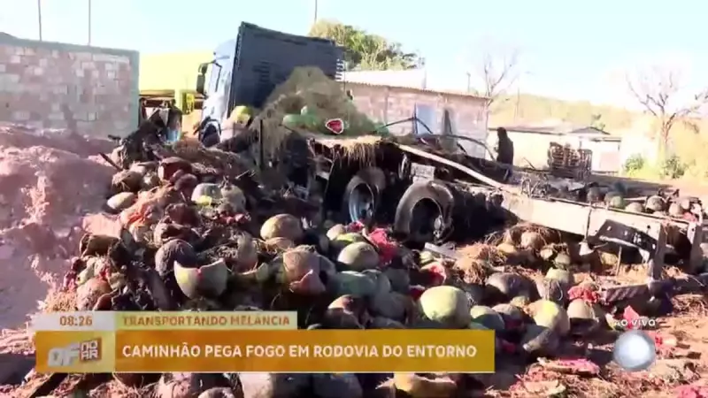Caminhão carregado de melancias pega fogo na GO-520, próximo ao Novo Gama
